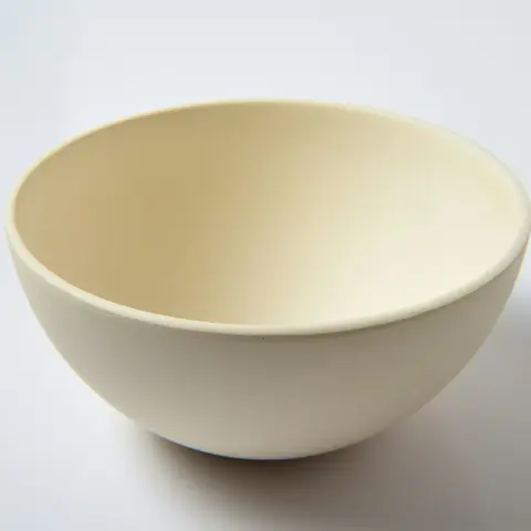 Tigela de cerâmica creme.