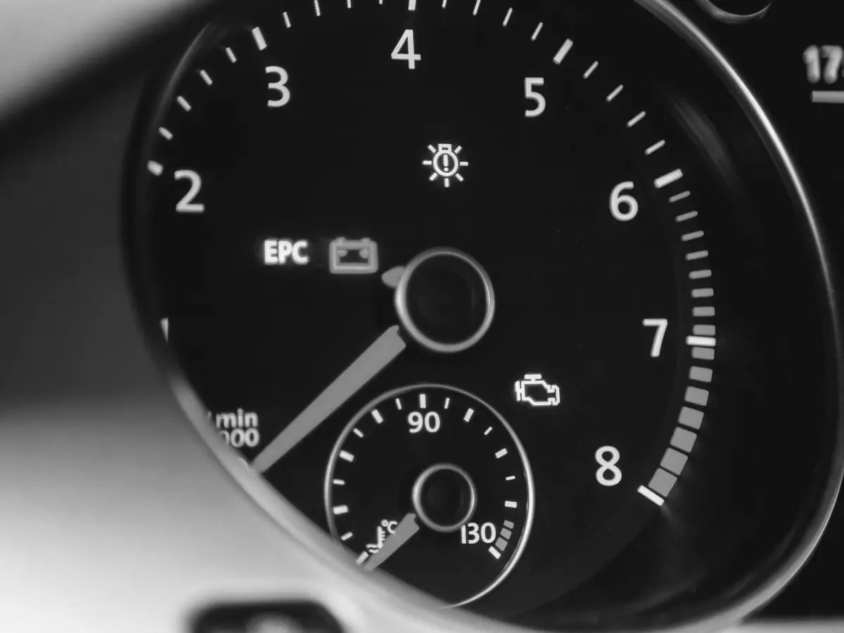Painel de carro com luzes de advertência acesas.